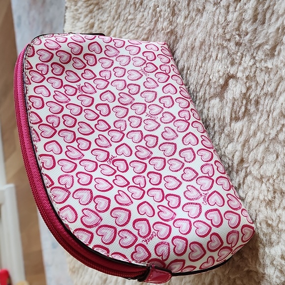Adorable Coach Heart Leather Cosmetics Bag ❤️💄🩷 - Picture 5 of 15
